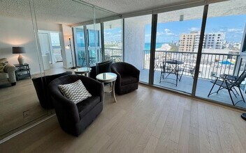 2655 Collins Ave, Unit 2410 in Miami Beach, FL - Foto de edificio - Building Photo
