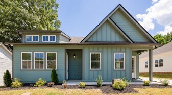 136 McCowat St in Jackson, TN - Building Photo