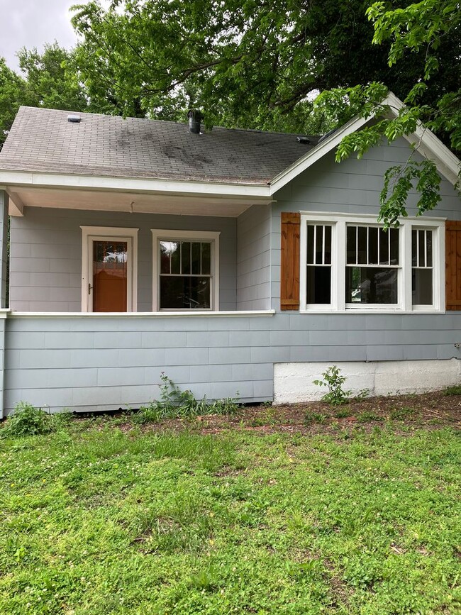 1105 Washington St in Emporia, KS - Building Photo - Building Photo