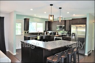 4279 Lakeshore Rd in Kelowna, BC - Building Photo - Building Photo