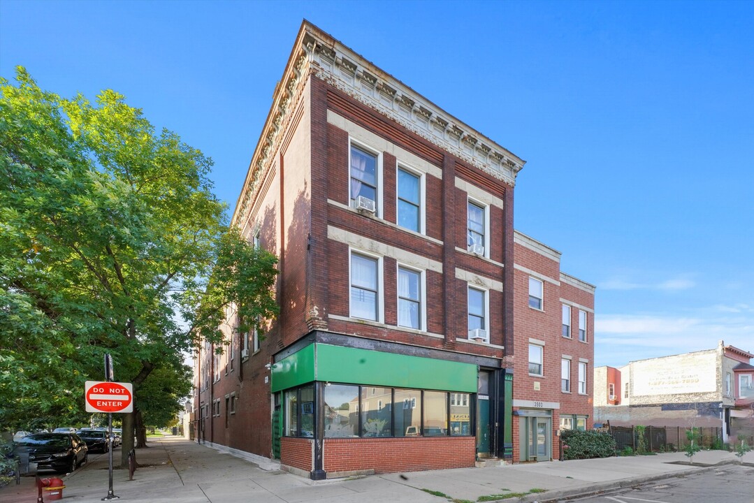 3501 W Armitage Ave, Unit 3M in Chicago, IL - Building Photo