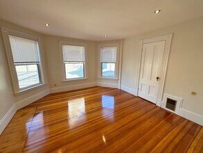 266 Newbury Ave, Unit 2 in Quincy, MA - Building Photo - Building Photo