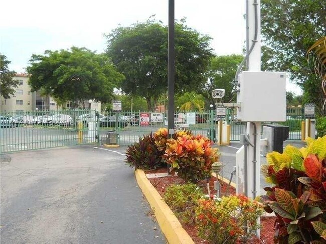 1800 SW 81st Ave in North Lauderdale, FL - Building Photo - Building Photo