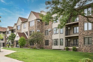 Oaks Lincoln Apartments in Edina, MN - Building Photo