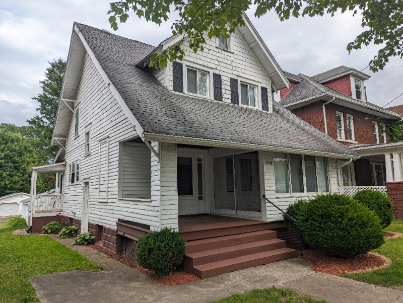 2208 Highland Ave in New Castle, PA - Building Photo