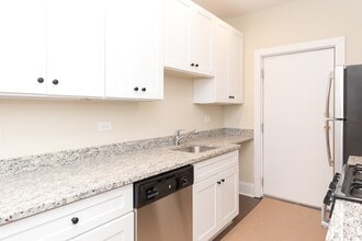 1360 E 52nd St, Unit N2 in Chicago, IL - Building Photo - Building Photo