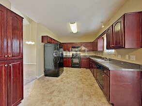 661 Sugar Mill Dr in Nashville, TN - Foto de edificio - Building Photo