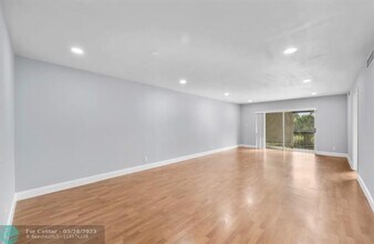 6100 S Falls Cir Dr in Lauderhill, FL - Building Photo - Building Photo