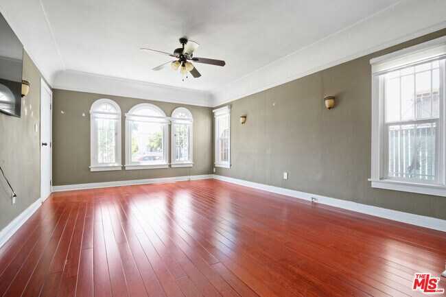 2822 S Victoria Ave in Los Angeles, CA - Building Photo - Building Photo