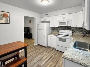 2304 Wake Forest St in Virginia Beach, VA - Foto de edificio - Building Photo