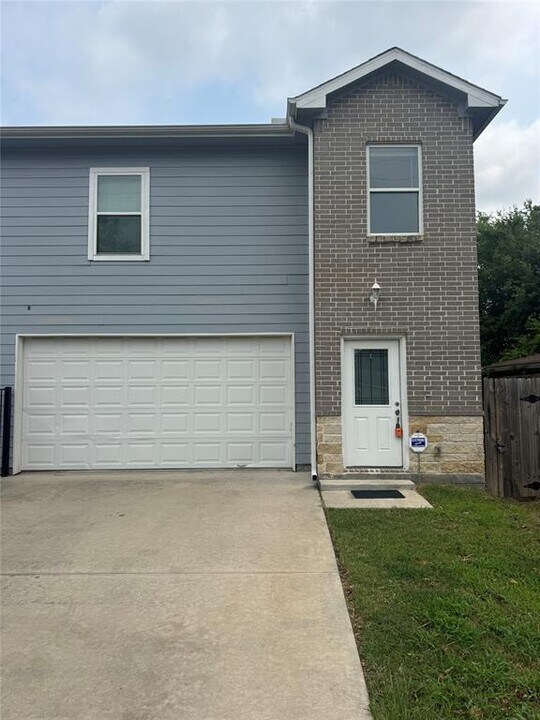 8205 Oak Knoll Ln in Houston, TX - Building Photo