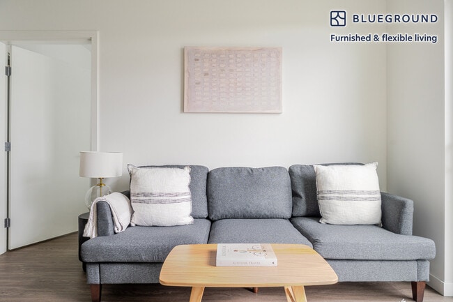 17645 NE 69th Ct in Redmond, WA - Building Photo - Building Photo