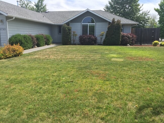 2723 Esther Ln in Grants Pass, OR - Building Photo - Building Photo