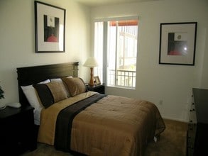 The Piedmont Senior Apartments in North Hollywood, CA - Foto de edificio - Building Photo