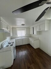 R & B Acacia Apartments in Garden Grove, CA - Foto de edificio - Building Photo