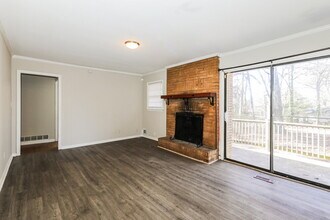 4775 Ben Hill Rd in College Park, GA - Foto de edificio - Building Photo