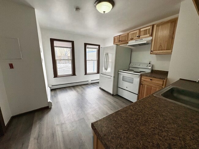 17 School St, Unit C in Chatham, NY - Foto de edificio - Building Photo