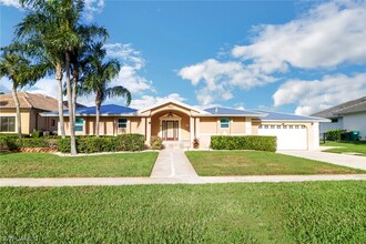 562 Goldcoast Ct in Marco Island, FL - Foto de edificio - Building Photo