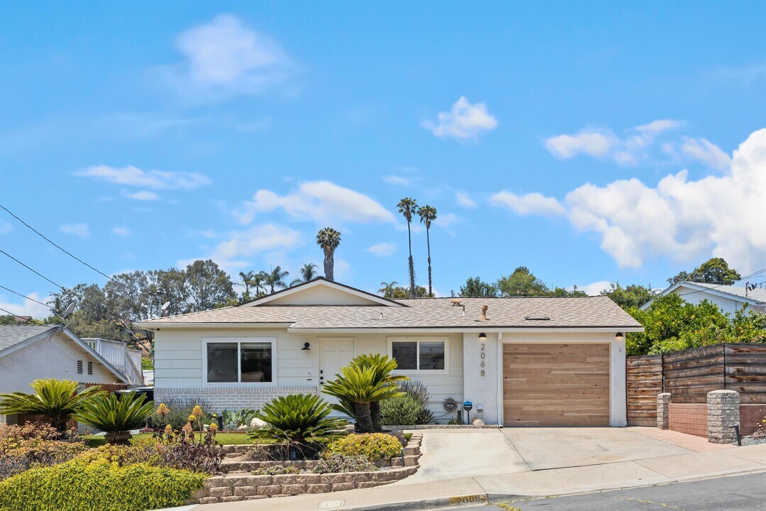 2068 Montclair St in San Diego, CA - Building Photo