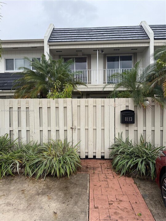 8113 SW 83rd Pl in Miami, FL - Foto de edificio