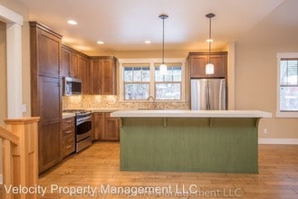 2555 NW Crossing Dr in Bend, OR - Building Photo - Building Photo