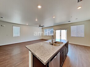 72 Pyramid Lake Ln in Henderson, NV - Building Photo - Building Photo