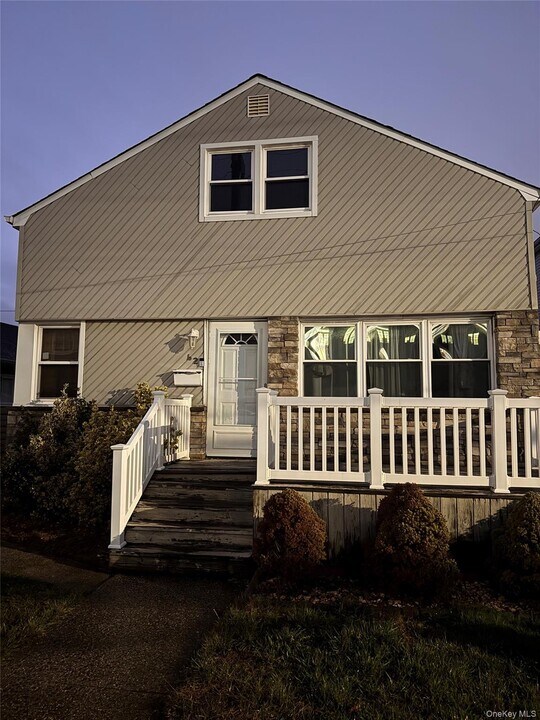 62 Warwick Rd in Island Park, NY - Foto de edificio