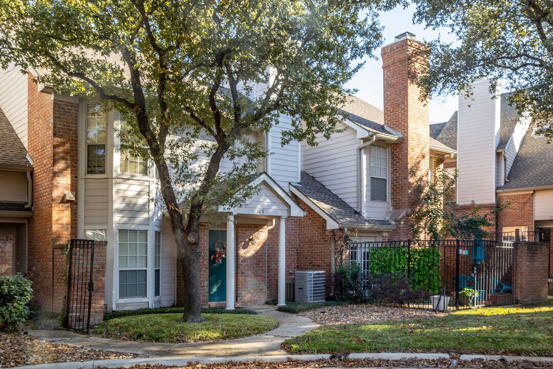 Quail Ridge Condominiums in Dallas, TX - Building Photo