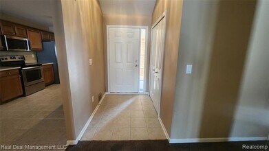 6146 Lone Oak Cir in Grand Blanc, MI - Foto de edificio - Building Photo