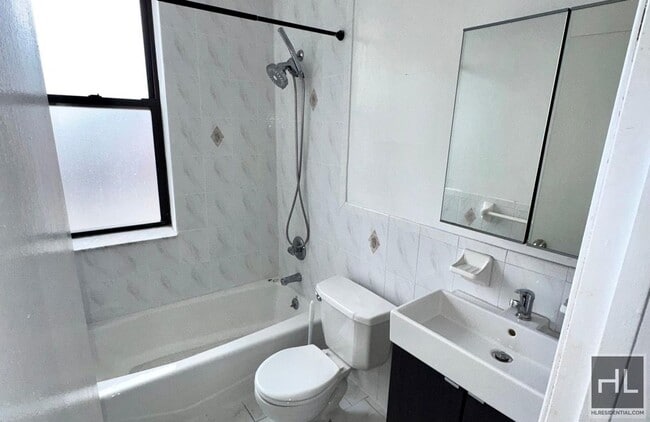 36 AVENUE, Unit 2E in Queens, NY - Foto de edificio - Building Photo