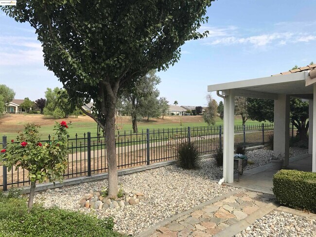639 Pomona Dr in Brentwood, CA - Building Photo - Building Photo