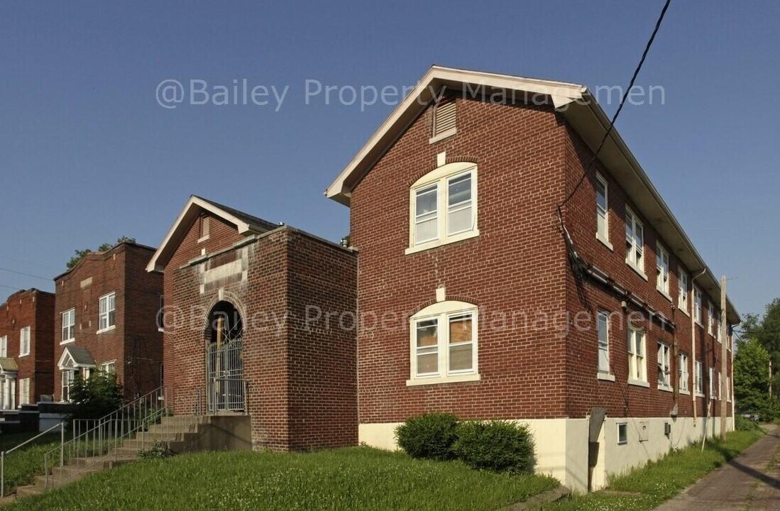 952 S Floyd St in Louisville, KY - Building Photo