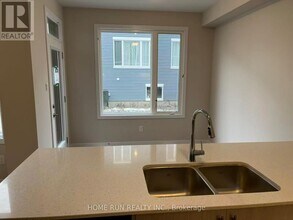 379 Les Emmerson Dr in Ottawa, ON - Building Photo - Building Photo