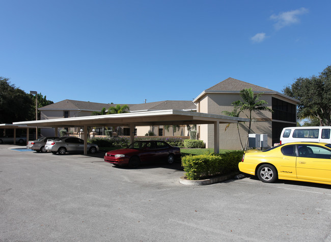 Green Oaks Place in Fort Pierce, FL - Foto de edificio - Building Photo