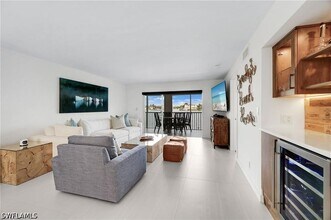 9486 Gulf Shore Dr in Naples, FL - Foto de edificio - Building Photo