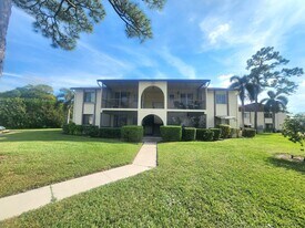 310 Knotty Pine Cir in Greenacres, FL - Building Photo