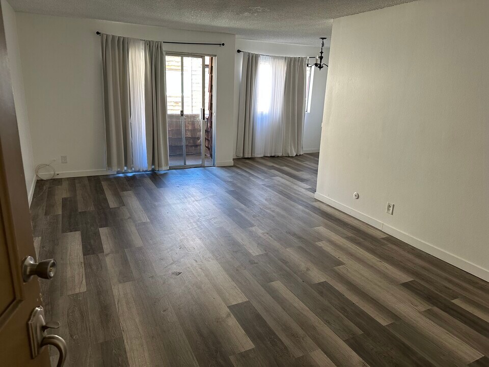 5400 Newcastle Ave, Unit 10 in Encino, CA - Building Photo