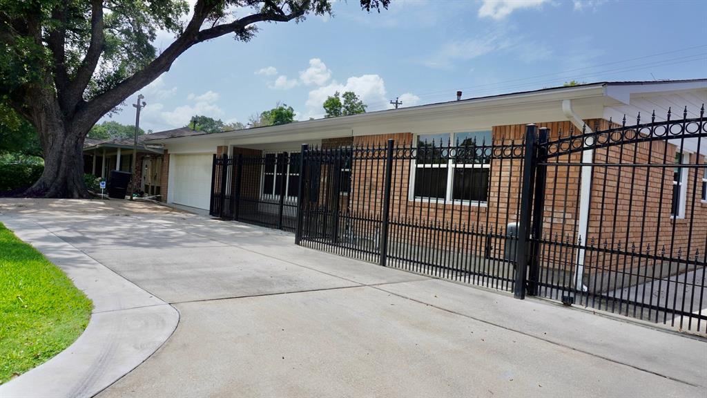 902 Hidden Valley Dr in Houston, TX - Building Photo