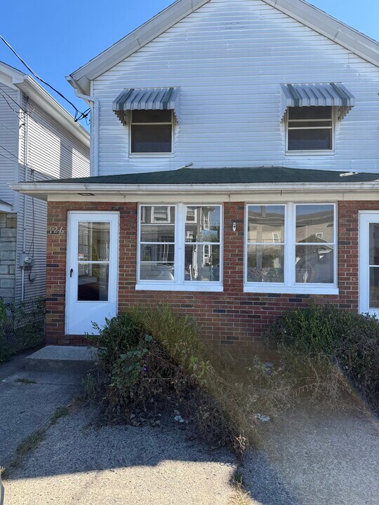 126 Elizabeth St in Pittston, PA - Building Photo