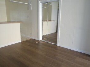 14207 Sylvan St-Unit -1 in Los Angeles, CA - Foto de edificio - Building Photo