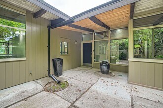 2851 Evergreen Point Rd in Medina, WA - Building Photo - Building Photo