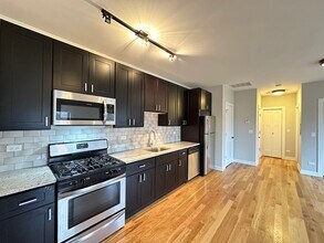 2208 W Eastwood Ave in Chicago, IL - Building Photo - Building Photo