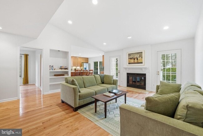 9420 Lakeside Dr in Vienna, VA - Building Photo - Building Photo