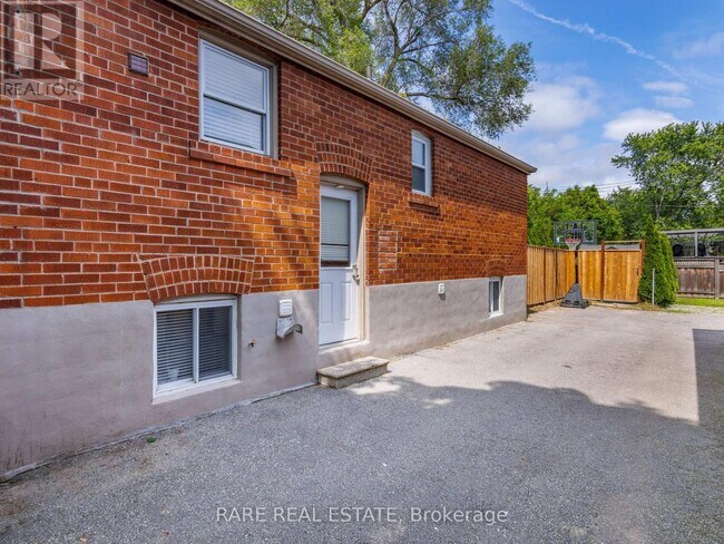 67 Glenburn Ave in Toronto, ON - Building Photo - Building Photo
