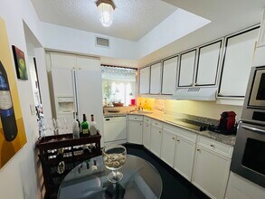 8855 Collins Ave, Unit 9E in Surfside, FL - Building Photo - Building Photo