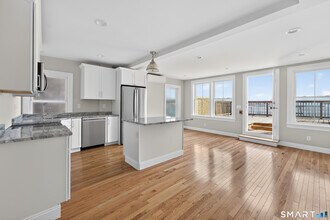 136 Bank St in New London, CT - Building Photo - Building Photo