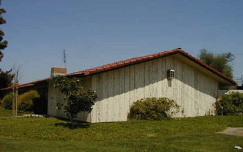 1063 Pierce Dr in Clovis, CA - Foto de edificio - Building Photo