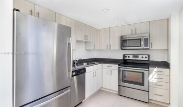 910 West Ave, Unit 0303 in Miami Beach, FL - Building Photo - Building Photo