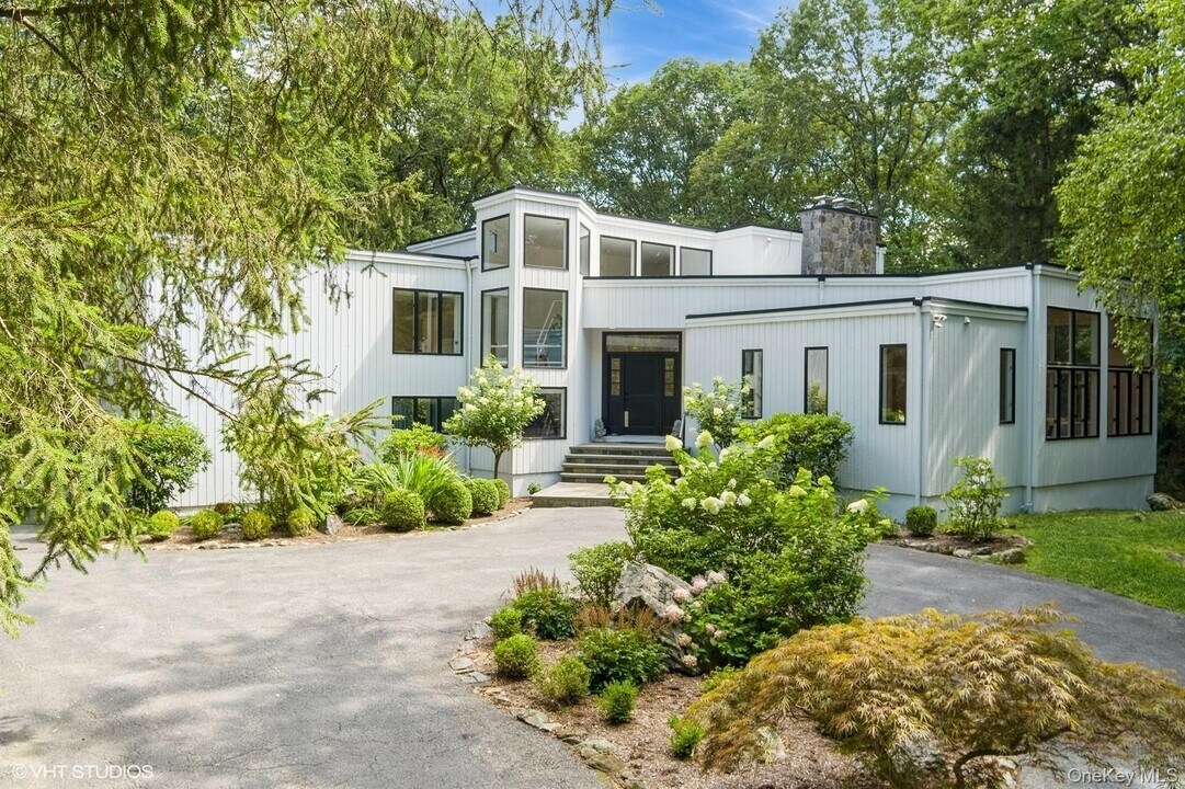 4 Hemlock Hollow Rd in Armonk, NY - Building Photo
