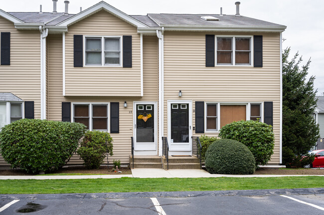 Morgan Estates Condominiums in Johnston, RI - Foto de edificio - Building Photo